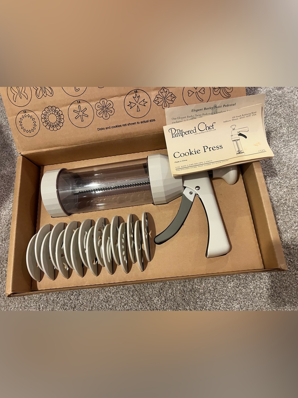 Pampered Chef Cookie Press with 16 Design Discs